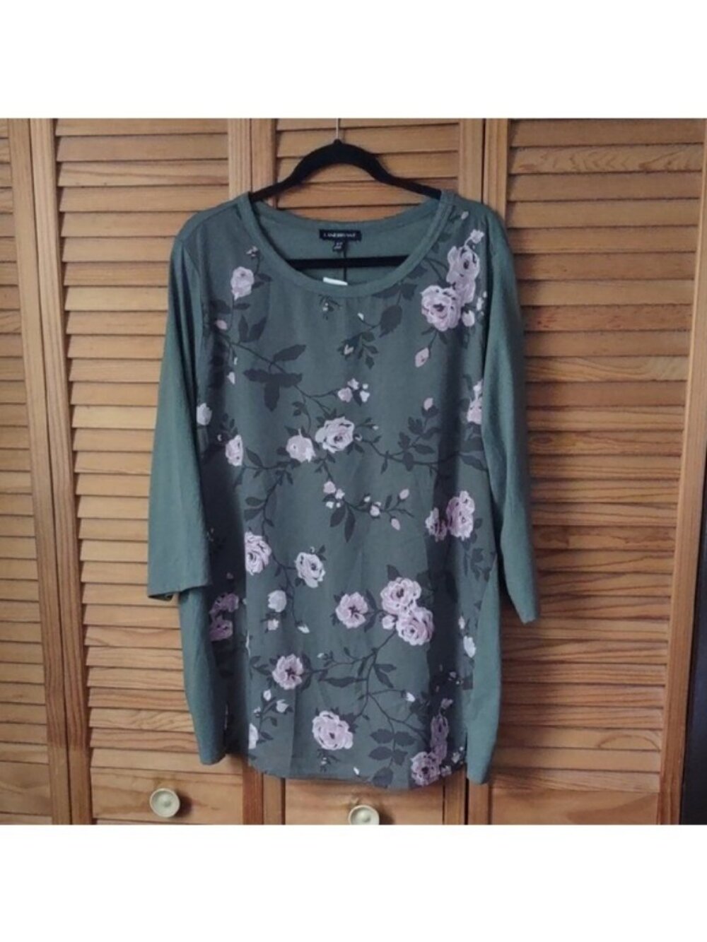 Lane Bryant NWT Green Pink  Floral 3/4 Sleeves Side Slit Tunic Top Size 18/20 - Picture 2 of 11